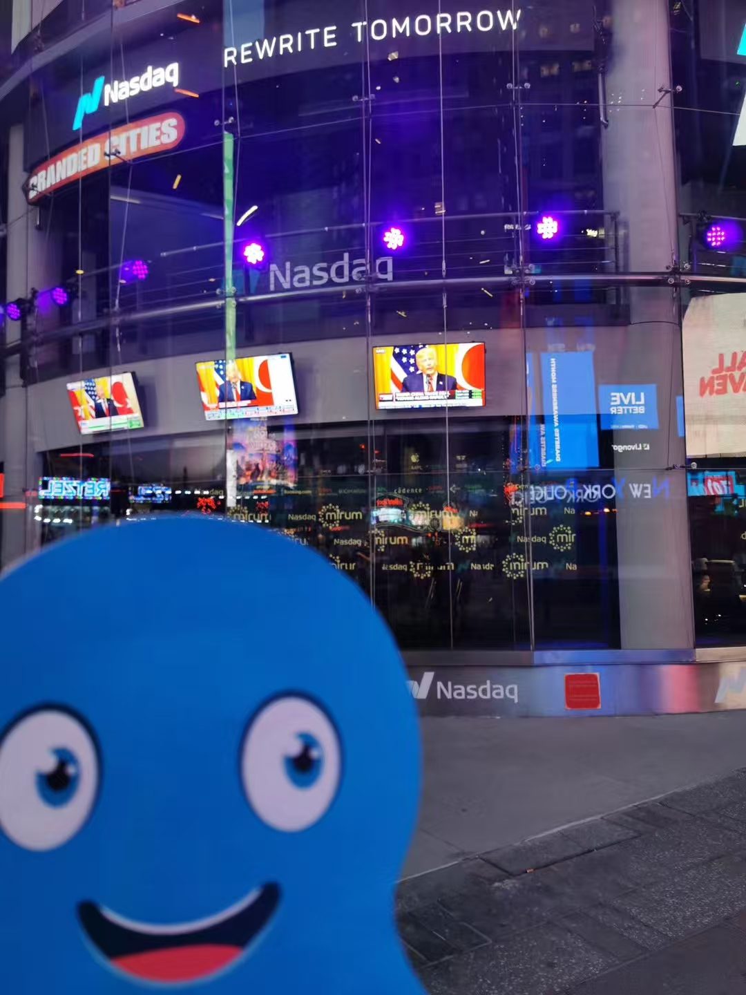 Mascotte Octoparse devant le Nasdaq MarketSite